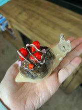 Laden Sie das Bild in den Galerie-Viewer, Chocolate covered strawberry snail filled with chocolates