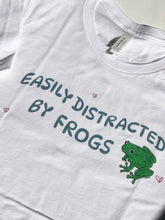 将图片加载到图库查看器，Easily Distracted by Frogs T-shirt