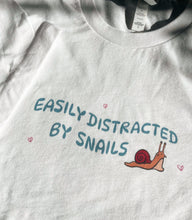 이미지를 갤러리 뷰어에 로드 , Easily distracted by snails T-Shirt