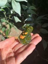 Laden Sie das Bild in den Galerie-Viewer, Moss jack-o’-lantern frogs