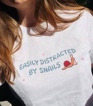 이미지를 갤러리 뷰어에 로드 , Easily distracted by snails T-Shirt
