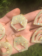 将图片加载到图库查看器，Jade earrings with painted daisys