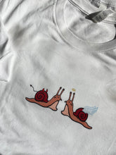 Laden Sie das Bild in den Galerie-Viewer, Angel Devil Snail Unisex t-shirt